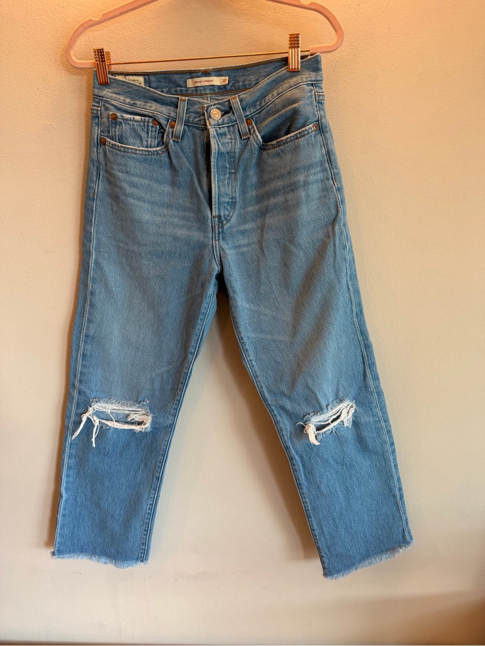 Levis Premium Wedgie Straight Jeans Light Wash Distressed Raw Hem Size 27
